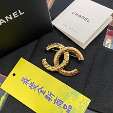 ☆最愛二手精品☆ CHANEL 全新香奈兒金色一半菱格紋一半字母胸針 ABD022 XG7654