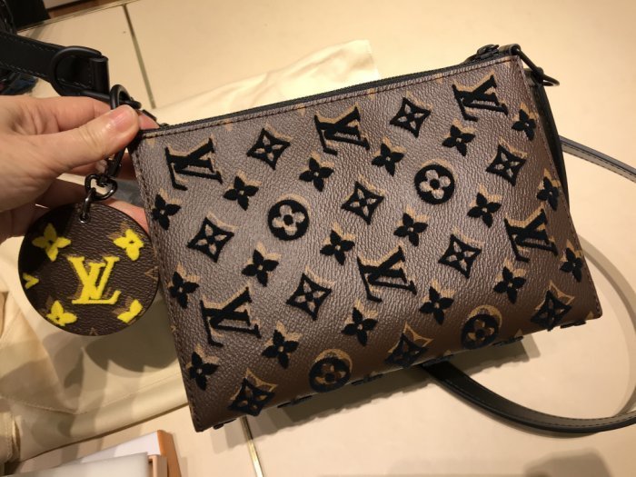 Louis Vuitton M45070 Triangle Messenger 三角型郵差包 黑老花