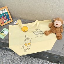 ＝86號店＝預購美國Disney/Winnie the Pooh韓國販售款 品牌經典卡通圖案印花 奶黃色大袋子收納側包