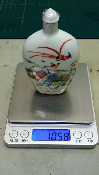 精緻瓷器鼻煙壺荷花,重約105.8g