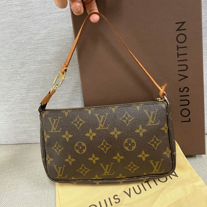 限定買家❤ LV M51980 麻將包85新 正品 真品經典原花花紋字紋 腋下包 小肩包 手拿包 扁包 宴會包 晚宴包 附原廠束口防塵袋紙盒 可加購長背帶斜背