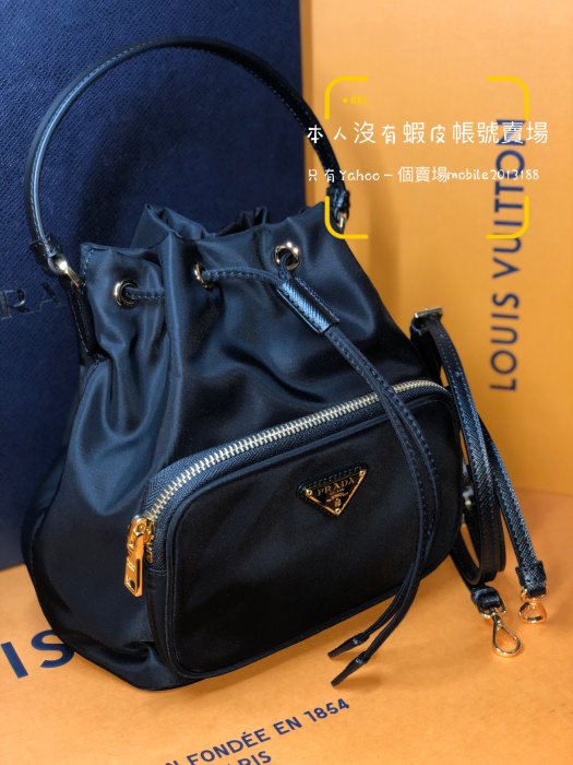 全新正品 PRADA 1BH038 Duet再生尼龍帆布 黑色經典三角鐵牌 手提/斜背二用束口水桶包 LV水桶包