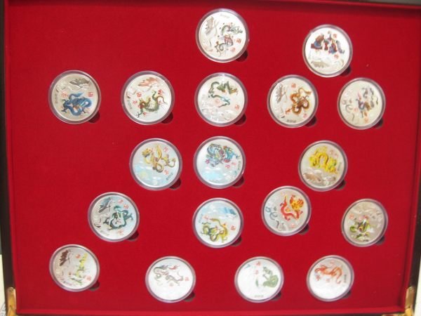 ~\(^o^)/~生肖彩色紀念章---2012年---祥龍納福---龍年整套銀條銀章共35枚--精緻木盒--免郵資