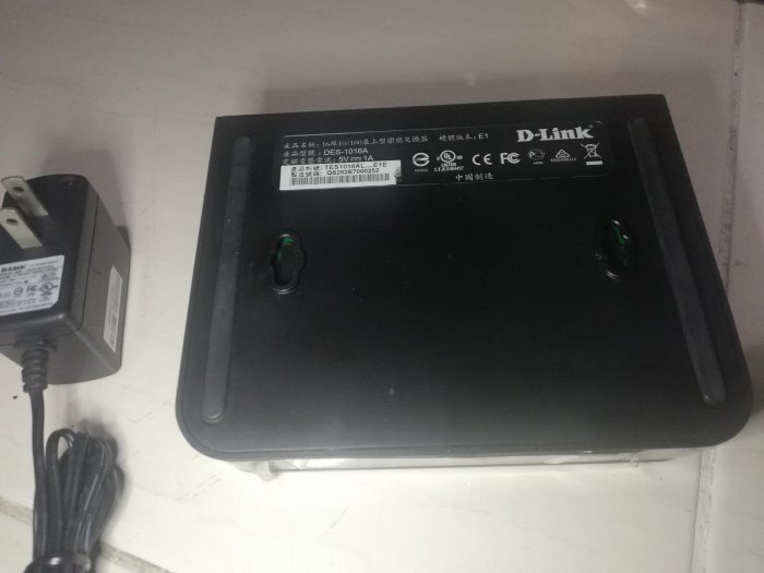 拾荒者 D-Link DES-1016A 16pin 10/100桌上型節能交換器