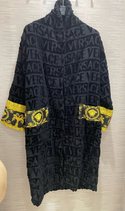 【EZ兔購】~正品 VERSACE 凡賽斯 女神頭 頂級黑牌  圖案帶浴袍 潘瑋柏 中國有嘻哈現貨 黑色