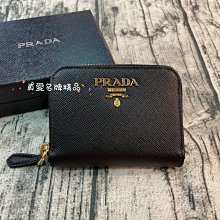 《真愛名牌精品》PRADA 1MM268 黑色金字防刮牛皮拉鍊零錢包 *全新*