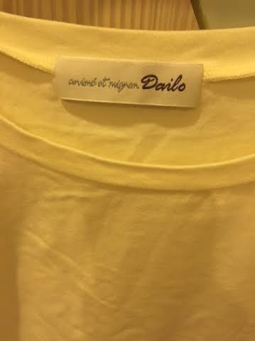 小花別針、專櫃品牌【DAILO】可愛米黃色圖案上衣