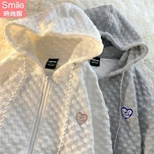 【V3472】SMILE-美式復古．愛心刺繡字母抽繩連帽外套