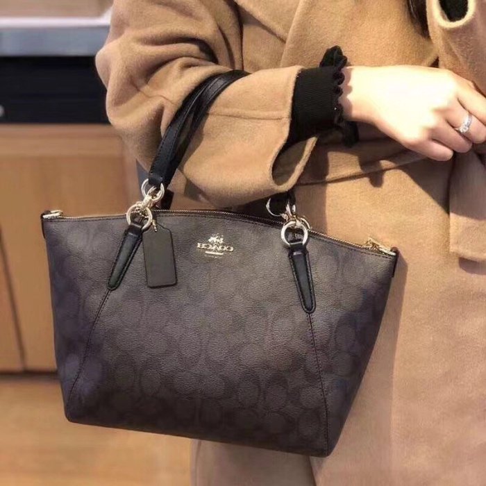 NaNa代購 Coach 28989 Logo C花紋餃子包 手提單肩斜跨 PVC材質 時尚休閒 附購證 買即送禮