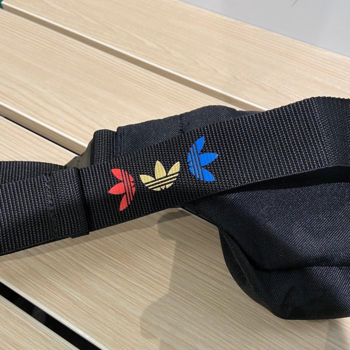 【豬豬老闆】ADIDAS ORIGINALS WAIST BAG 黑金 大LOGO 側背包 腰包 FT8917