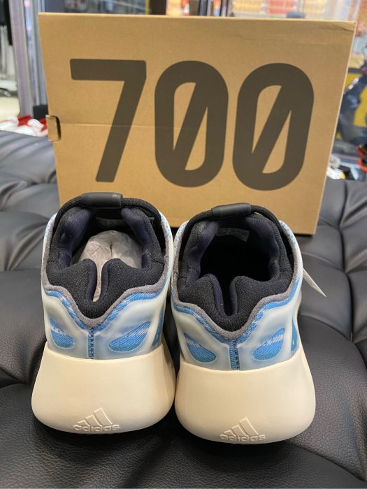 EZ兔購】~ 正品～adidas Yeezy Boost 700 V3鞋現貨23.5 24 | Yahoo奇摩拍賣