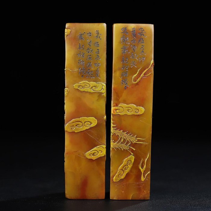 舊藏壽山石田黃雕刻龍鳳呈祥薄意印章一對，單章尺寸：3.3×3.3×13.8公分，印章凈總重727克，2000 ZZCL1878