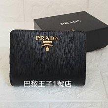 【巴黎王子1號店】《PRADA》Small Saffiano 金色 浮雕LOGO 黑色 牛皮扣式短夾 1ml018~現貨