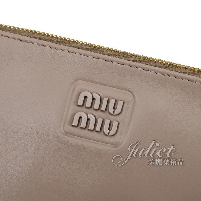 【茱麗葉精品】全新精品 MIU MIU 專櫃商品 5NH014 SOFTY 金屬LOGO皮革拉鍊手拿包.淺駝色 現貨