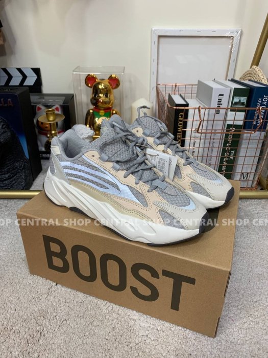 ADIDAS YEEZY BOOST 700 V2 STATIC 白3M 反光US9.5 27.5CM 二手美品