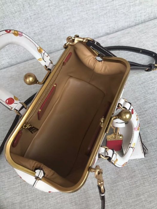 風格 COACH 全新正品 21720 新款櫻桃銘鞣皮革吻鎖復古手提包  單肩斜跨包 全場特價 附購買證明