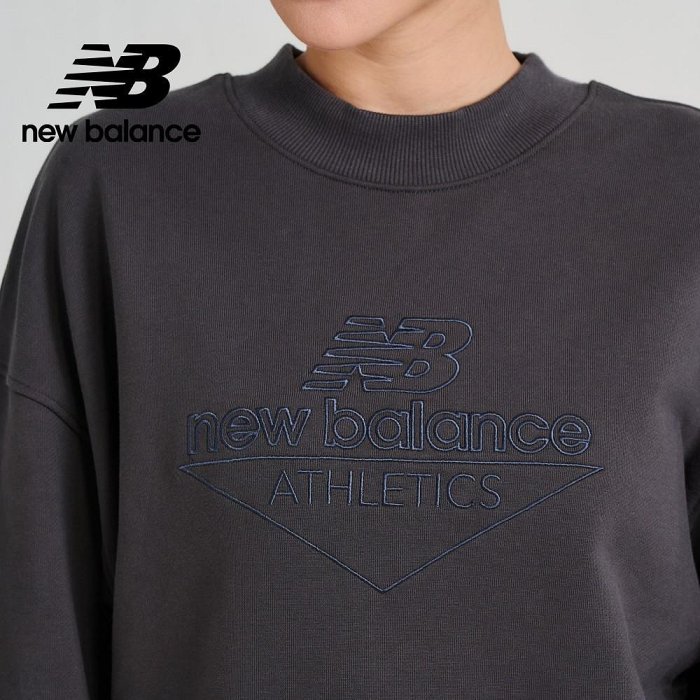 【New Balance】圓領NB刺繡棉質長袖上衣_女性_墨灰色_WT33509ACK