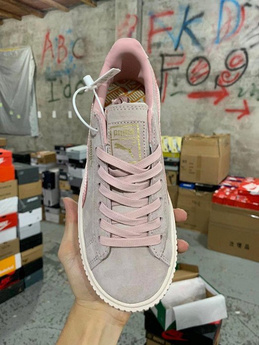 【零點旗艦店】彪馬Puma Basket Platform Scallop 粉色絲綢 蕾哈娜二代 休閑鞋 鞋面材質配搭透氣孔設計柔軟透氣，適合日常穿著。