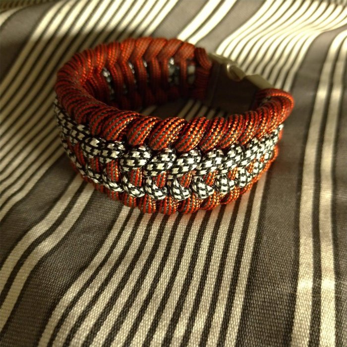 橘紅黑白棕 金屬扣 野外求生傘繩手環 寬大款 paracord survival bracelet mental buckle