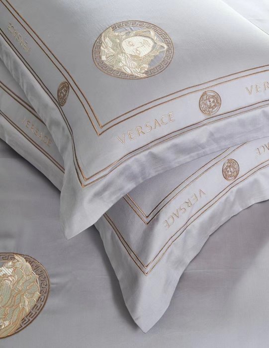 VERSACE長絨棉重工刺繡🪡四件套 為了回饋vip客戶 渠道商授權定製的一批範思哲床品。這批產品面料采用正宗埃及長絨