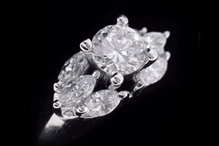 【英皇精品集團 】天然美鑽石　設計款豪華鑲鑽女戒　0.58 CT