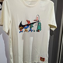 南🔥2023 5月 NIKE 短T DRI-FIT 米白 Q版 籃球 插圖 休閒短袖上衣 男 FD0068-113