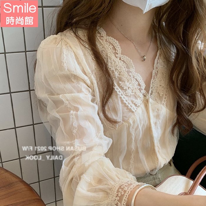 【V3883】SMILE-甜美可人．洋氣蕾絲V領排釦長袖雪紡衫