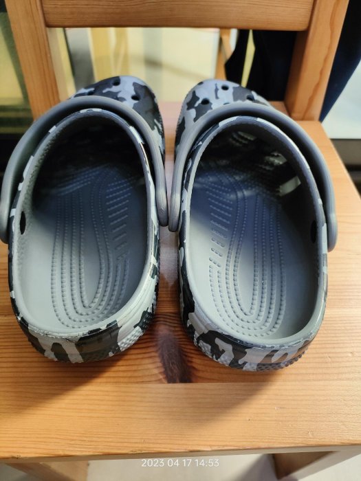 二手 Crocs 卡駱馳 經典迷彩印花 石板灰 懶人鞋(J2)