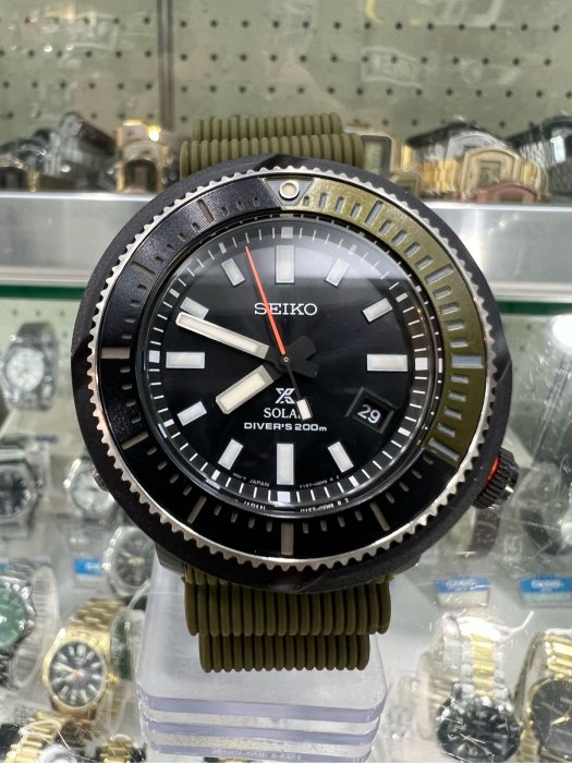 【金台鐘錶】SEIKO 精工錶 鮪魚罐頭 46mm 太陽能 200m 潛水錶 (黑面x綠膠帶) SNE547P1