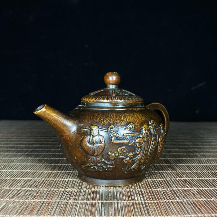 純銅浮雕福祿壽三星報喜茶壺，高8.3厘米，長13厘米，重337克，660