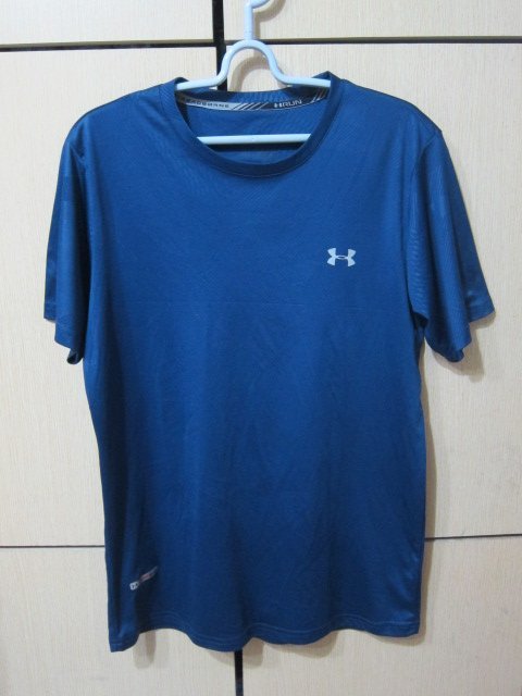 衣市藍~UNDER ARMOUR RUN THREADBORNE短袖排汗T恤(L~深藍)(210927)