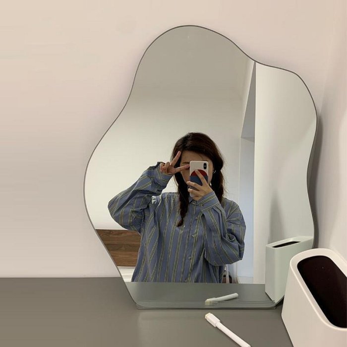 【現貨精選】ins梳妝鏡帶燈化妝鏡輕奢異形鏡女生家用臥室不規則裝飾鏡子