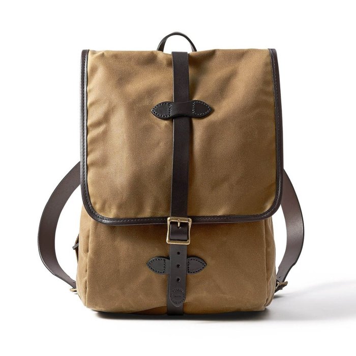 【美國 Filson】卡其棕色 厚油布後背包 14吋平板電腦後背包 電腦包 馬轡皮革背帶雙肩包 書包 公事包