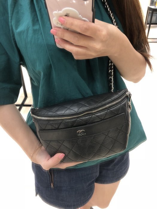 Chanel A57438 小牛皮鍊帶腰包 黑