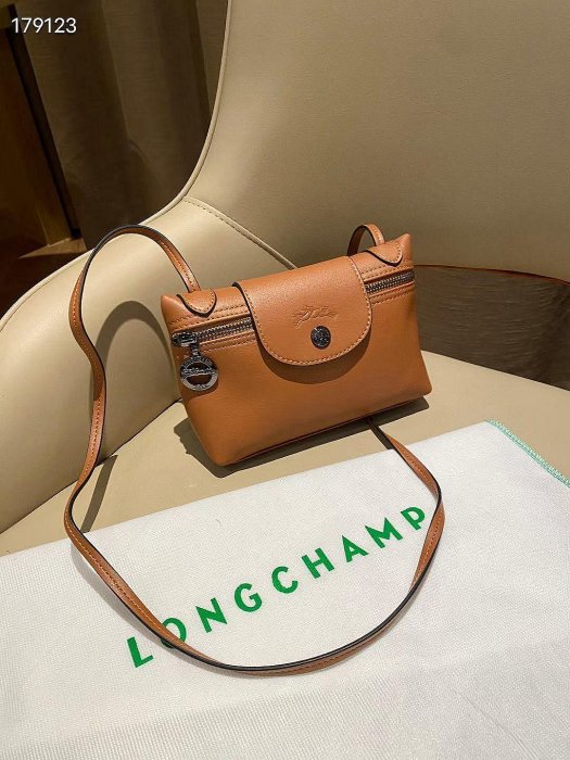 小Z代購#LONGCHAMP 細膩牛皮 干邑色 斜背包 超美 背帶長度可以綁起來調整 輕便隨身