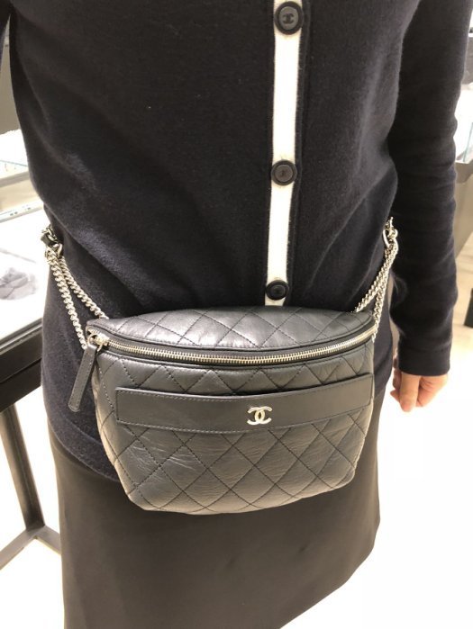 Chanel A57438 小牛皮鍊帶腰包 黑