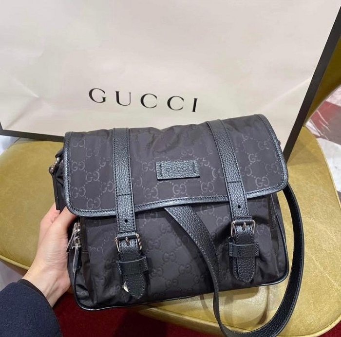 轉售GUCCI 全新正品黑色經典尼龍GG印花雙釦斜背/郵差包