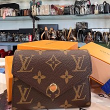 【茱麗葉精品】全新精品 LV M62360 Victorine 新版經典花紋扣式零錢短夾.粉 現貨