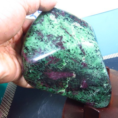 【競標網】漂亮天然紅綠寶石(拋光)原礦2.98公斤(贈座)(贈座)(網路特價品、原價8000元)限量一件