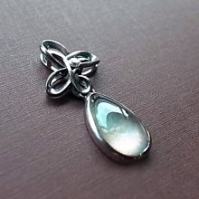 ☆采鑫天然寶石☆ **凝 視** 珠寶級濃郁放光葡萄石墜 ~6.05ct~特殊美型款