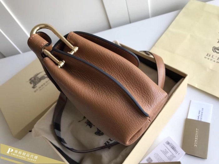 雅格精品代購 Burberry 巴寶莉  改款 the buckle 搭扣包 翻蓋棕色斜背包 美國outlet代購