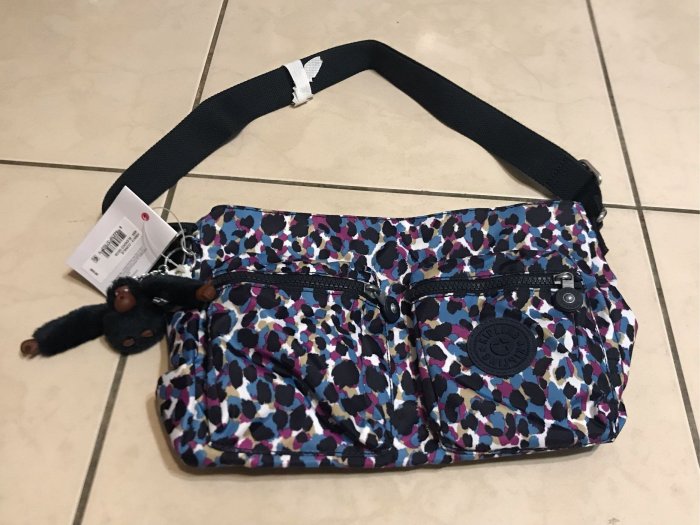 全新kipling實用耐看迷彩多口袋斜背包.肩背包，非ELLE.Lesportsac