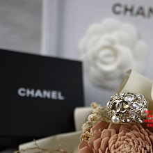 ☆優買二手精品名牌店☆ CHANEL 金色 寬版 巴洛克 鏤空 雙C 水鑽 方鑽 水滴鑽 馬眼鑽 珍珠 戒指 墬子 全新