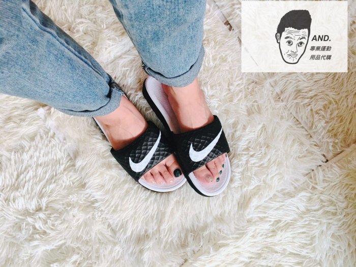 【AND.】現貨  NIKE WMNS BENASSI SOLARSOFT  運動拖鞋 黑白 女款 705475-010