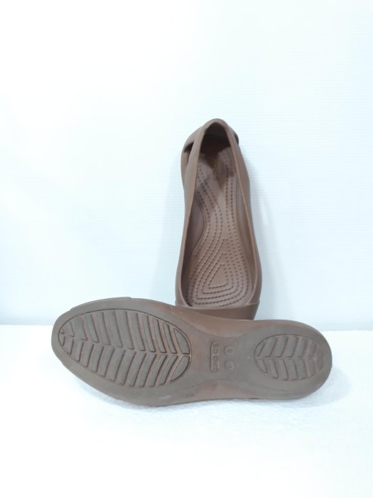 二手Crocs卡駱馳女版平底防水鞋，售399元。