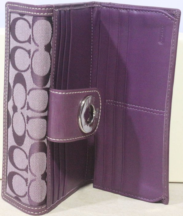 ●搬家抛售●全新】㊣Coach馬車Logo紫色織布/皮革 鎖釦女仕長夾/磁釦零錢包/超大容量卡片層，附專櫃禮盒，僅此1組