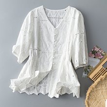 現貨-專櫃品質-蓴棉減齡優雅鏤空刺繡氣質V領襯衫
