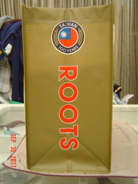 ROOTS  慶祝台灣 100年 國慶  限量隠藏版   狸貓圖騰環保購物袋  ( 全新) 特價:499元