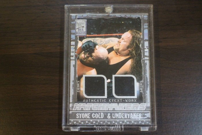 2002 Fleer World Wrestling Stone Cold The Undertaker雙衣物卡