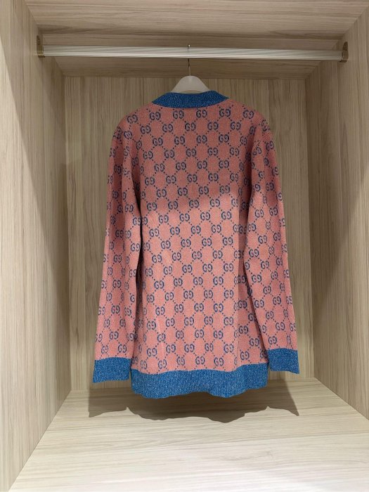 Gucci 真品 98新 收藏 女款 修身針織衫、長版 薄針織外套 銀蔥設計 粉色/藍 配色 size：尺寸M 到小L穿都可，甜售 ❤️ 38800